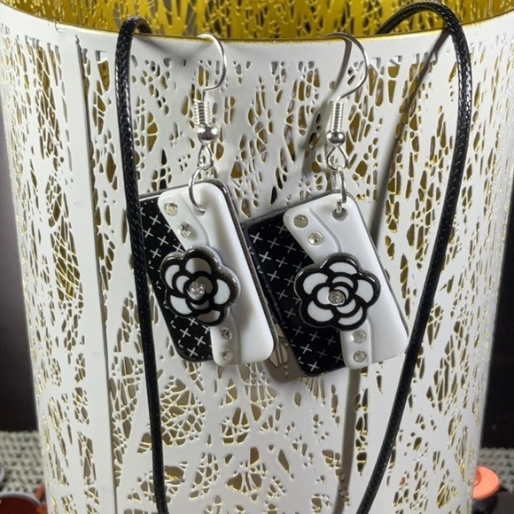 BLACK AND WHITE CAMILLA FLOWER SET OF EARRINGS AND NECKLACE - Picture 2 of 3